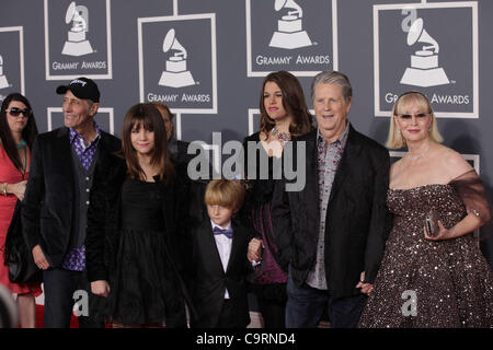 12. Februar 2012 - Los Angeles, Kalifornien, USA - BRIAN WILSON und Frau MELINDA LEDBETTER und Familie kommt für den Grammy Awards 2012 im Staples Center. (Kredit-Bild: © Lisa O'Connor/ZUMAPRESS.com) Stockfoto