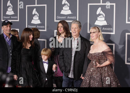 12. Februar 2012 - Los Angeles, Kalifornien, USA - BRIAN WILSON und Frau MELINDA LEDBETTER und Familie kommt für den Grammy Awards 2012 im Staples Center. (Kredit-Bild: © Lisa O'Connor/ZUMAPRESS.com) Stockfoto