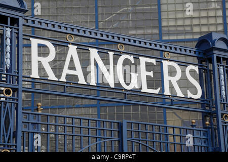 Ibrox Stadium, Edmiston Drive, Ibrox, Glasgow, Schottland, Großbritannien, Dienstag, 14th. Februar 2012. Rangers Zeichen über Toren im Ibrox Park, der Heimat des Rangers Football Club Stockfoto