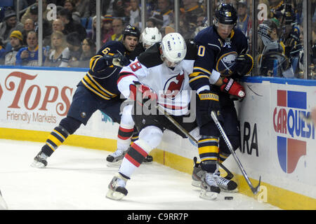 14. Februar 2012 - Buffalo, New York, USA - New Jersey Devils rechten Flügel-Dainius Zubrus (8) Schlachten um den Puck in den Brettern hinter den Sabres in der ersten Periode gegen die Buffalo Sabres Verteidiger Christian Ehrhoff (10) an die First Niagara Center in Buffalo, New York netto.  New Jersey führt Büffel 1 Stockfoto