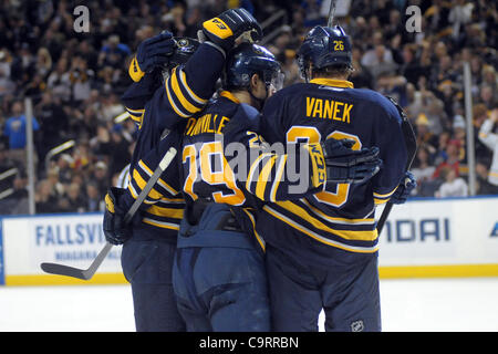 14. Februar 2012 - Buffalo, New York, USA - Buffalo Sabres rechten Flügel Jason Pominville (29) und Buffalo Sabres Linksaußen Thomas Vanek (26) feiern das Spiel binden Tor gegen die New Jersey Devils in der zweiten Phase an die First Niagara Center in Buffalo, New York.  New Jersey und Buffalo sind 1: 1 ein Stockfoto