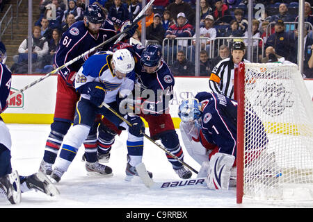 14. Februar 2012 - Columbus, Ohio, versucht USA - St. Louis Blues linken Flügel Chris Porter (32), den Puck von Columbus Blue Jackets Torwart Steve Mason (1) gefangen zu verdrängen in der ersten Periode des Spiels zwischen den St. Louis Blues und die Columbus Blue Jackets in der Nationwide Arena, Columbus, Ohio. (Kredit Imag Stockfoto