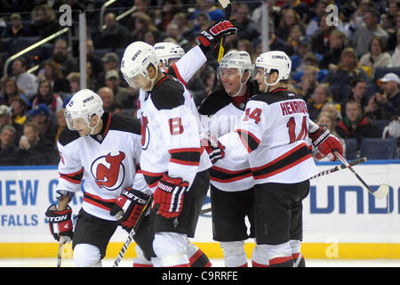 14. Februar 2012 - feiert Buffalo, New York, USA - New Jersey Devils linken Flügel Ilya Kovalchuk (17) das Machtspiel Ziel in der dritten Periode gegen die Buffalo Sabres mit New Jersey Devils Center Adam Henrique (14), New Jersey Devils Linksaußen Eric Boulton (22) New Jersey Devils rechten Flügel Dainius Stockfoto