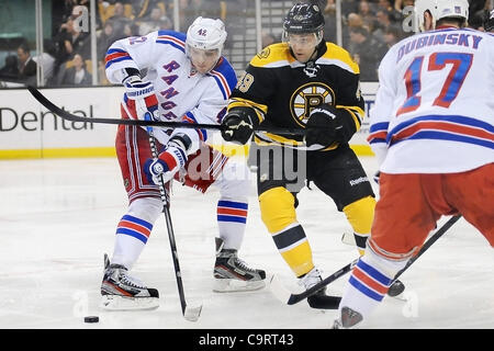 14. Februar 2012 - Boston, Massachusetts, gewinnt US - Rangers nach vorn, Artem Anisimov (42) die Kontrolle über die Boston Bruins Mitte, Rich Peverley (#49) in Aktion während der dritten Periode des Spiels im TD Garden in Boston, Massachusetts. Die Rangers ihre 3. Tor um 02:53 in der Zeit bis aussperren der Stockfoto