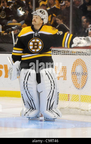 14. Februar 2012 - Boston, Massachusetts, USA - Boston Bruins Torwart, sinniert Tim Thomas (#30) während der dritten Periode des Spiels im TD Garden in Boston, Massachusetts. Die Rangers Tor ihre 3. um 02:53 in der Zeit bis die Bruins 3-0 aussperren. (Kredit-Bild: © Jim Melito/Southcreek/ZUMAPRESS Stockfoto