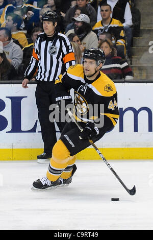 14. Februar 2012 - Boston, Massachusetts, USA - Boston Bruins Verteidiger Dennis Seidenberg (#44) in Aktion während der dritten Periode des Spiels im TD Garden in Boston, Massachusetts. Die Rangers Tor ihre 3. um 02:53 in der Zeit bis die Bruins 3-0 aussperren. (Kredit-Bild: © Jim Melito/Southcr Stockfoto