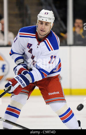 14. Februar 2012 - Boston, Massachusetts, USA - Rangers nach vorn, Brandon Dubinsky (17) in Aktion während der dritten Periode des Spiels im TD Garden in Boston, Massachusetts. Die Rangers Tor ihre 3. um 02:53 in der Zeit bis die Bruins 3-0 aussperren. (Kredit-Bild: © Jim Melito/Southcreek/ZUMAPRE Stockfoto