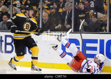 14. Februar 2012 - Boston, Massachusetts, USA - in Aktion während der zweiten Phase des Spiels im TD Garden in Boston, Massachusetts. Die Rangers zu springen um eine frühe Führung erzielte 2 Tore um 10:09 und 19:48, den Vorsprung vor den Bruins 1. Periode. (Kredit-Bild: © Jim Melito/Southcreek/ZUMAPRESS.com) Stockfoto