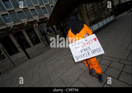 Der speichern-Shaker Kampagne Protest außerhalb der US-Botschaft, Grosvenor Square, London.  Heute ist der zehnte Jahrestag der Shaker Aamer Haft in Guantanamo Bay.  Die Demonstranten singen und marschieren in einem Kreis, im Takt der Trommel, und sie von hand in eine Karte für seine Freilassung fordern. 14. Februar 2012 Stockfoto