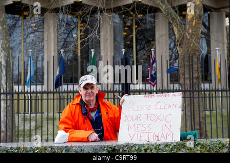 Ein Mann besorgt über die langfristigen Auswirkungen von Agent Orange in Vietnam Krieg, verwendet verbindet sparen Shaker Kampagne Protest außerhalb der US-Botschaft, Grosvenor Square, London.  14. Februar 2012 Stockfoto