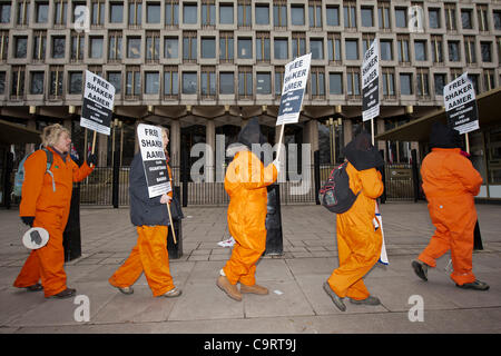 Der speichern-Shaker Kampagne Protest außerhalb der US-Botschaft, Grosvenor Square, London.  Heute ist der zehnte Jahrestag der Shaker Aamer Haft in Guantanamo Bay.  Die Demonstranten singen und marschieren in einem Kreis, im Takt der Trommel, und sie von hand in eine Karte für seine Freilassung fordern. 14. Februar 2012 Stockfoto