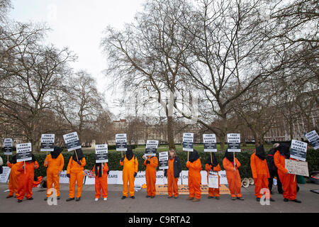 Der speichern-Shaker Kampagne Protest außerhalb der US-Botschaft, Grosvenor Square, London.  Heute ist der zehnte Jahrestag der Shaker Aamer Haft in Guantanamo Bay.  Die Demonstranten singen und marschieren in einem Kreis, im Takt der Trommel, und sie von hand in eine Karte für seine Freilassung fordern. 14. Februar 2012 Stockfoto