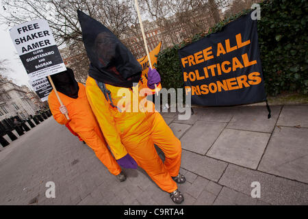 Der speichern-Shaker Kampagne Protest außerhalb der US-Botschaft, Grosvenor Square, London.  Heute ist der zehnte Jahrestag der Shaker Aamer Haft in Guantanamo Bay.  Die Demonstranten singen und marschieren in einem Kreis, im Takt der Trommel, und sie von hand in eine Karte für seine Freilassung fordern. 14. Februar 2012 Stockfoto