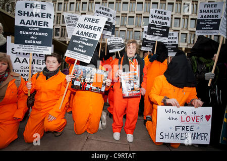 Der speichern-Shaker Kampagne Protest außerhalb der US-Botschaft, Grosvenor Square, London.  Heute ist der zehnte Jahrestag der Shaker Aamer Haft in Guantanamo Bay.  Die Demonstranten singen und marschieren in einem Kreis, im Takt der Trommel, und sie von hand in eine Karte für seine Freilassung fordern. 14. Februar 2012 Stockfoto