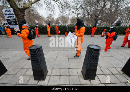 Der speichern-Shaker Kampagne Protest außerhalb der US-Botschaft, Grosvenor Square, London.  Heute ist der zehnte Jahrestag der Shaker Aamer Haft in Guantanamo Bay.  Die Demonstranten singen und marschieren in einem Kreis, im Takt der Trommel, und sie von hand in eine Karte für seine Freilassung fordern. 14. Februar 2012 Stockfoto