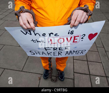 Der speichern-Shaker Kampagne Protest außerhalb der US-Botschaft, Grosvenor Square, London.  Heute ist der zehnte Jahrestag der Shaker Aamer Haft in Guantanamo Bay.  Die Demonstranten singen und marschieren in einem Kreis, im Takt der Trommel, und sie von hand in eine Karte für seine Freilassung fordern. 14. Februar 2012 Stockfoto