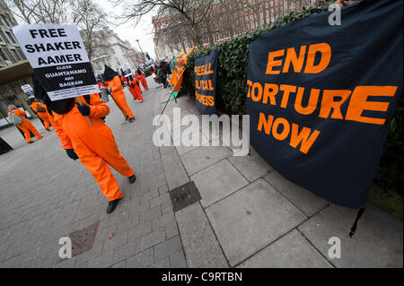 Der speichern-Shaker Kampagne Protest außerhalb der US-Botschaft, Grosvenor Square, London.  Heute ist der zehnte Jahrestag der Shaker Aamer Haft in Guantanamo Bay.  Die Demonstranten singen und marschieren in einem Kreis, im Takt der Trommel, und sie von hand in eine Karte für seine Freilassung fordern. 14. Februar 2012 Stockfoto