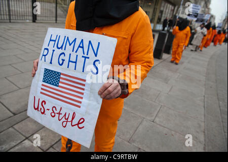 Der speichern-Shaker Kampagne Protest außerhalb der US-Botschaft, Grosvenor Square, London.  Heute ist der zehnte Jahrestag der Shaker Aamer Haft in Guantanamo Bay.  Die Demonstranten singen und marschieren in einem Kreis, im Takt der Trommel, und sie von hand in eine Karte für seine Freilassung fordern. 14. Februar 2012 Stockfoto