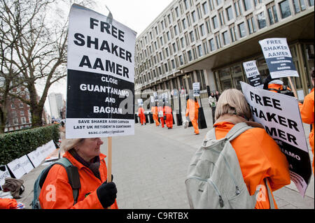 Der speichern-Shaker Kampagne Protest außerhalb der US-Botschaft, Grosvenor Square, London.  Heute ist der zehnte Jahrestag der Shaker Aamer Haft in Guantanamo Bay.  Die Demonstranten singen und marschieren in einem Kreis, im Takt der Trommel, und sie von hand in eine Karte für seine Freilassung fordern. 14. Februar 2012 Stockfoto