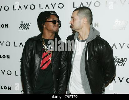 Lupe Fiasco, Sky Gellatly im Ankunftsbereich für Nylon Magazin Launch Party für die Soundclash Residency im LAVO, LAVO Restaurant und Nachtclub The Palazzo, Las Vegas, NV 14. Februar 2012. Foto von: James Atoa/Everett Collection Stockfoto