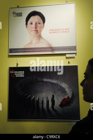 Die Ausstellung des Projekts arbeitet Say NO to Violence Against Women Finalist in Prag, Tschechische Republik, 15. Februar 2012. (CTK Foto/Vit Simanek) Stockfoto