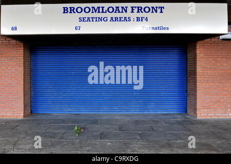 Blumen sind außen Ibrox, die Heimat der Glasgow Rangers gelegt. Rangers Steuerbescheid über £75million erreichen konnte und der Club hat jetzt in Verwaltung, mit einigen Kommentatoren spekulieren, dass der Club letztlich Liquidation konfrontiert werden könnten. Stockfoto