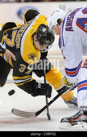 14. Februar 2012 - Boston, Massachusetts, USA - Boston Bruins Center, Patrice Bergeron '' ein '' (#37) in Aktion während der zweiten Phase des Spiels im TD Garden in Boston, Massachusetts. Die Rangers besiegte die Bruins 3-0 (Credit-Bild: © Jim Melito/Southcreek/ZUMAPRESS.com) Stockfoto