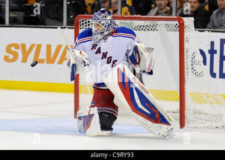 14. Februar 2012 - Boston, Massachusetts, US - Rangers Torwart Henrik Lundqvist (30) in Aktion während der zweiten Phase des Spiels im TD Garden in Boston, Massachusetts. Die Rangers besiegte die Bruins 3-0 (Credit-Bild: © Jim Melito/Southcreek/ZUMAPRESS.com) Stockfoto