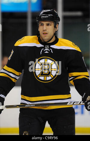 14. Februar 2012 - Boston, Massachusetts, USA - Boston Bruins linken Flügel, Milan Lucic (#17) in Aktion während der zweiten Phase des Spiels im TD Garden in Boston, Massachusetts. Die Rangers besiegte die Bruins 3-0 (Credit-Bild: © Jim Melito/Southcreek/ZUMAPRESS.com) Stockfoto