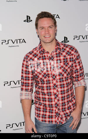 15. Februar 2012 - Los Angeles, Kalifornien, USA - Scott Porter.Sony PlayStation Vita Portable Entertainment System starten im The Warehouse Sirene Studios, LosAngeles, CA statt. Februar 15-2012. (Kredit-Bild: © TLeopold/Globe Photos/ZUMAPRESS.com) Stockfoto