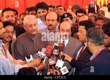 Sindh Hauptminister, Syed Qaim Ali Shah spricht mit Mediamen während seiner Besuche bei Landtagswahlen Vertretung der Kommission in Karachi auf Donnerstag, 16. Februar 2012. Stockfoto