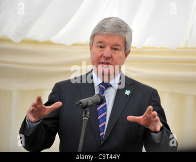 Sir Keith Mills, Deputy Chair LOCOG in Portland, Dorset für die offizielle Übergabe des Dorfes Athleten Olympisches Segeln Stockfoto