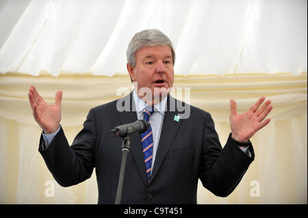 Sir Keith Mills, Deputy Chair LOCOG in Portland, Dorset für die offizielle Übergabe des Dorfes Athleten Olympisches Segeln Stockfoto