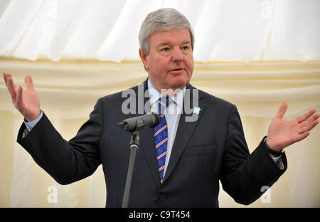 Sir Keith Mills, Deputy Chair LOCOG in Portland, Dorset für die offizielle Übergabe des Dorfes Athleten Olympisches Segeln Stockfoto