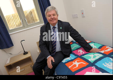 Sir Keith Mills, Deputy Chair LOCOG in Portland, Dorset für die offizielle Übergabe des Dorfes Athleten Olympisches Segeln Stockfoto