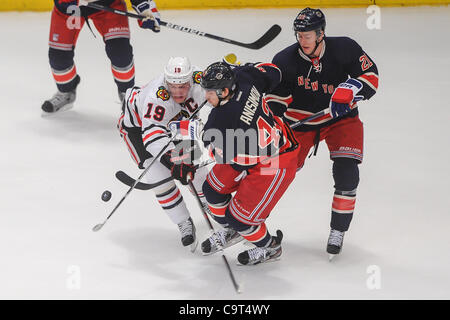 16. Februar 2012 - Newark, New Jersey, USA - New York Rangers Center Artem Anisimov (42) und Chicago Blackhawks Jonathan Toews (19)-Kampf um den Puck im ersten Zeitraum NHL Aktion zwischen den Chicago Blackhawks und den New York Rangers im Madison Square Garden in New York, N.Y. Die Blackhawk Stockfoto