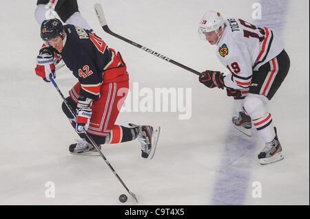16. Februar 2012 - Newark, New Jersey, USA - New York Rangers Center Artem Anisimov (42) und Chicago Blackhawks Jonathan Toews (19)-Kampf um den Puck im ersten Zeitraum NHL Aktion zwischen den Chicago Blackhawks und den New York Rangers im Madison Square Garden in New York, N.Y. Die Blackhawk Stockfoto