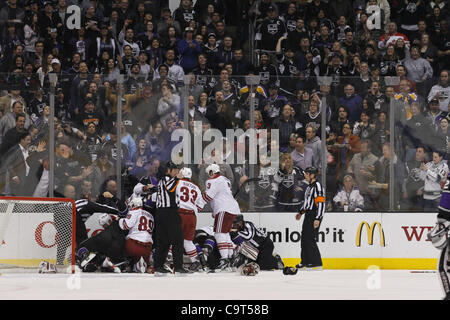 16. Februar 2012 - Los Angeles, Kalifornien, USA - Herzog beide Teams es heraus.  Dies ist eine sehr aggressive gewesen wie beide Teams um den zweiten Platz in der Division kämpfen. Die Kojoten und Könige sind gebundene 0-0 nach der ersten Periode. (Bild Kredit: Josh Chapel/Southcreek/ZUMAPRESS.com ©) Stockfoto