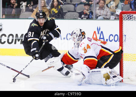16. Februar 2012 - Dallas, Texas, USA - Dallas Stars nach vorne Tomas Vincour (81) macht eine Bewegung vor der Calgary Flames Goalie MIIKKA KIPRUSOFF (34) während der Aktion zwischen den Dallas Stars und die Calgary Flames.  Dallas besiegt Calgary 3-2 in Überstunden im American Airlines Center. (Kredit-Bild: © ein Stockfoto