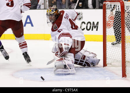 16. Februar 2012 - blockt den Los Angeles, Kalifornien, USA - Phoenix Coyotes Goalie Mike Smith (41) große in der zweiten Periode.  Die Coyotes führen die Könige 1-0 nach der zweiten Periode. (Bild Kredit: Josh Chapel/Southcreek/ZUMAPRESS.com ©) Stockfoto