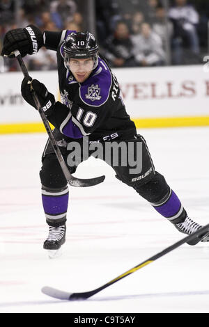 16. Februar 2012 - Los Angeles, Kalifornien, USA - LA Kings Mike Richards (10) jagt den Puck in der zweiten Periode.  Die Coyotes führen die Könige 1-0 nach der zweiten Periode. (Bild Kredit: Josh Chapel/Southcreek/ZUMAPRESS.com ©) Stockfoto