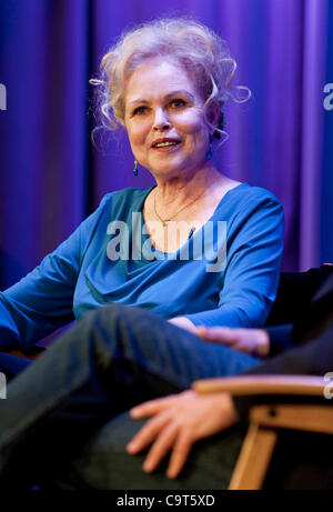 16. Februar 2012 - Los Angeles, CA, USA - Michelle Phillips, das letzte überlebende Mitglied der legendären 60er Jahre pop-Gruppe, die Mütter und die Papas, beschreibt ihre Musik und Schauspiel-Karriere mit GRAMMY Museum Direktor Bob Santelli im GRAMMY Museum. Stockfoto