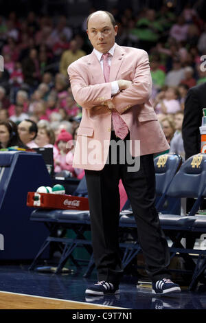 12. Februar 2012 - South Bend, Indiana, USA - Notre Dame Co-Trainer Jonathan Tsipis während der NCAA Frauen-Basketball-Spiel zwischen West Virginia und Notre Dame.  Die West Virginia Mountaineers verärgert die Notre Dame Fighting Irish 65 63 im Spiel im Purcell-Pavillon im Joyce Center in South Bend, Ind Stockfoto