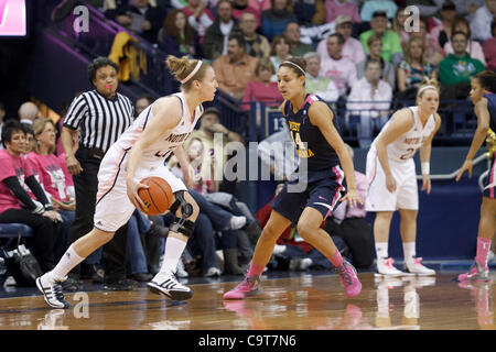 12. Februar 2012 - dribbelt South Bend, Indiana, USA - Notre Dame Wache Natalie Novosel (#21) den Ball als West Virginia nach vorne Jess Harlee (Nr. 14) im ersten Halbjahr Aktion der NCAA Frauen-Basketball-Spiel zwischen West Virginia und Notre Dame verteidigt.  Die West Virginia Mountaineers verärgert die Notre-Dame-Kampf Stockfoto