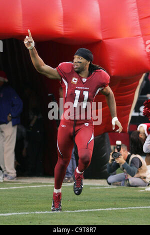 18. Dezember 2011 - Glendale, Arizona, USA - Arizona Cardinals Wide Receiver Larry Fitzgerald (11) das Feld während Spieler Einführungen vor ein NFL Spiel gegen die Cleveland Browns im University of Phoenix Stadium in Glendale, AZ nimmt (Credit-Bild: © Gene Lower/Southcreek/ZUMAPRESS.com) Stockfoto