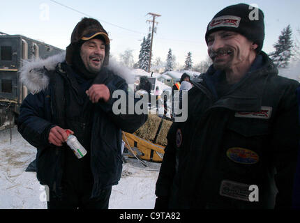 4. Februar 2012 - Fairbanks, AK, Vereinigte Staaten - Sam Harrel/News-Miner.Race-Veteranen Hugh Neff, links, und Lance Mackey teilen einen lachen vor dem Start des Yukon Quest International Sled Dog Race am Samstag, 4. Februar 2012, in Fairbanks, Alaska. Mackey von Fairbanks hat das 1.000 Meile Rennen zwischen Fairbanks gewonnen. Stockfoto