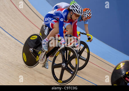 18.02.2012 London England. Laura Trott (GBR) in Aktion bei der UCI-WM in London Olympischen Velodrom. Bestandteil der London bereitet Veranstaltungsreihe organisiert von LOCOG, Organisation Komitee Olympischen Spiele in London. Obligatorische Credit: Mitchell Gunn Stockfoto