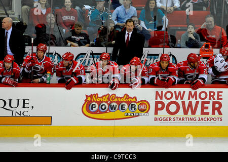 17. Februar 2012 - sieht Raleigh, North Carolina, USA - Carolina Hurricanes Team in während Tonights Spiel. Hurrikane besiegt Haie 3: 2 im RBC Center in Raleigh, North Carolina. (Kredit-Bild: © Anthony Barham/Southcreek/ZUMAPRESS.com) Stockfoto