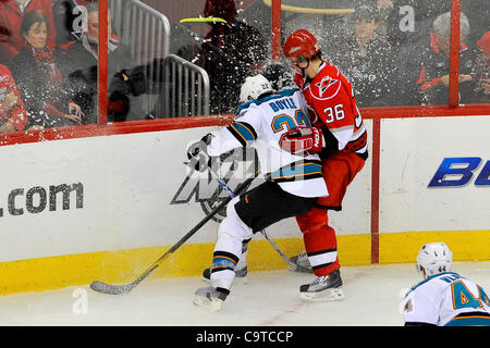 17. Februar 2012 - Raleigh, North Carolina, USA - Carolina Hurricanes links wing Jussi Jokinen (36) und San Jose Sharks Verteidiger Dan Boyle (22)-Kampf um den Puck während Tonights Spiel. Hurrikane besiegt Haie 3: 2 im RBC Center in Raleigh, North Carolina. (Kredit-Bild: © Anthony Barham/Southcreek/ZU Stockfoto