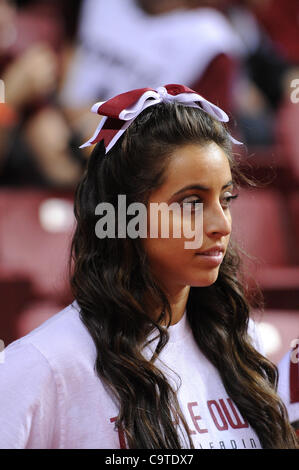 18. Februar 2012 - Philadelphia, Pennsylvania, USA - Tempel A Cheerleader. In einem Spiel im Liacouras Center in Philadelphia, Pennsylvania. Tempel führt Duquesne in der Mitte mit einem Score von 42-29 (Credit-Bild: © Mike McAtee/Southcreek/ZUMAPRESS.com) Stockfoto